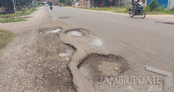 Kondisi jalan Lintas Muara Tembesi.