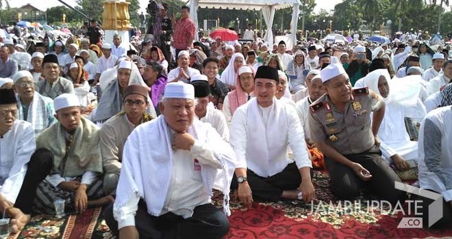 Gubernur Jambi, Zumi Zola dan Kapolda Jambi, Yazid Fanani duduk bersama ribuan masyarakat yang hadir untuk mendengarkan tausiyah dari Ustadz Aa Gym.