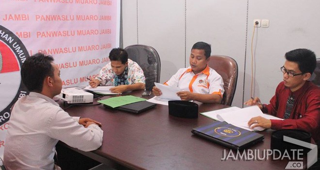 Tiga anggota Panwaslu Muarojambi tengah menggelar seleksi calon Panwascam menghadapi Pilkada 2017.