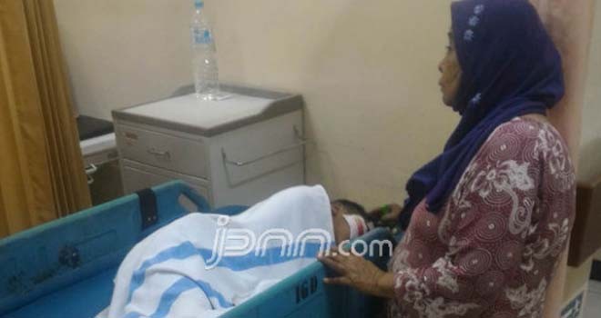 Aril Dwi Wicaksono menjalani perawatan di RSUD Moh. Shaleh, Probolinggo.Foto: Rizky Putra Dinasti/Radar Bromo/JPG