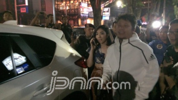 Pasangan artis Gading Marten dan Giselle Anastasia terjaring Operasi Cipta Kondisi (Cipkon) gabungan di Parc 19, Bistro Terrace, Jalan Taman Kemang No. 19, Kemang, Jakarta Selatan, Jumat (30/12) sekitar pukul 01.00WIB. Fathan Sinaga/JPNN