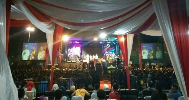 Suasana konser tahun baru di Tugu jam kota baru.