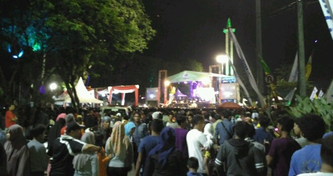 Suasana di Tugu jam kota baru.