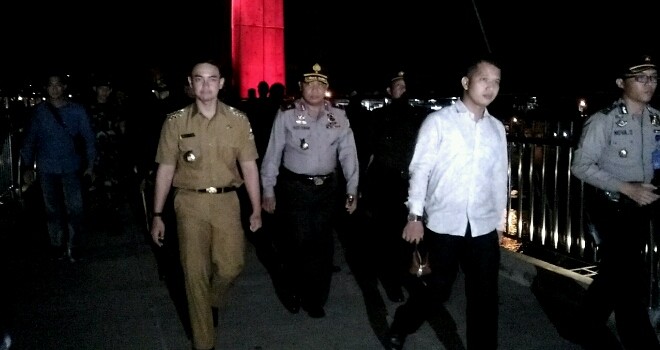 Gubernur Jambi, Zumi Zola bersama Kapolda Jambi, dan Danrem pantau suasana tahun baru di Jembatan Pedestarian.