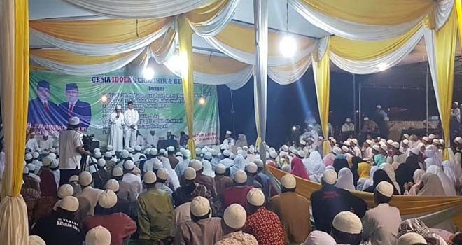 Pasangan Idola Melakukan Dzikir bersama dengan ratusan masyarakat di kediaman Ivan Wirata (IW).