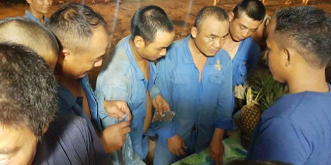 Sejumlah TKA berbelanja pada saat jam istirahat di Desa Morosi, Kabupaten Konawe, Sulawesi Tenggara. Foto: Imam Husein/Jawa Pos