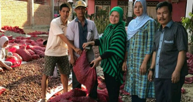 Anggota Komisi XI DPR RI saat membagikan bawang.