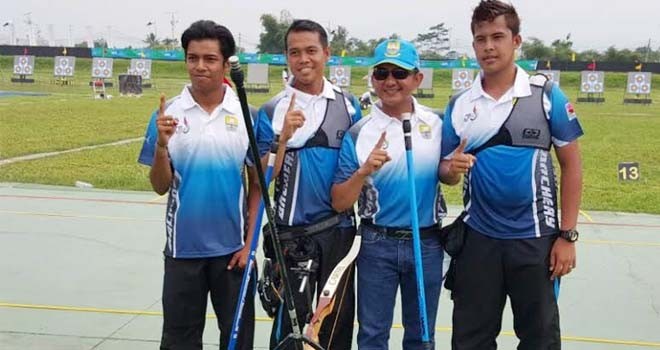 Ibnu Ziadi (Menggunakan Toipi Biru, red) Ketua Perpani Provinsi Jambi, saat  mendapingi Atlet Panahan Jambi Yang Meraih Medali Mas Pada PON Jawa Barat.
