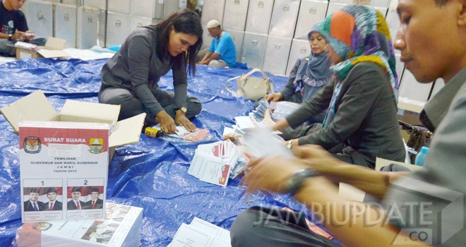 Penyusunan surat suara. Foto : Dok Jambi Update