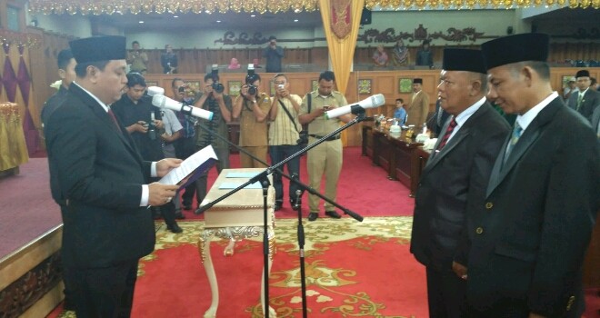Ketua DPRD Provinsi Jambi Cornelis Buston saat melantik 2 anggota dewan PAW, Selasa (3/1).