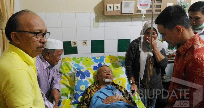 Gubernur Jambi, Zumi Zola saat menjenguk mantan Bupati Kerinci, Fauzi Siin di RS DKT. Foto : Zainur Rizal / Jambi Ekspres