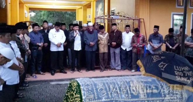 Pemakaman Jenazah putri mantan Bupati Kerinci Fauzi Siin. Foto : Gusnadi / Jambi Ekspres