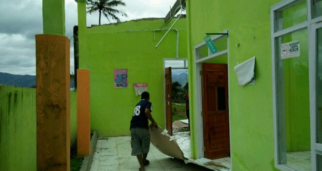 Terlihat atap puskesmas pondok tinggi ambruk.
