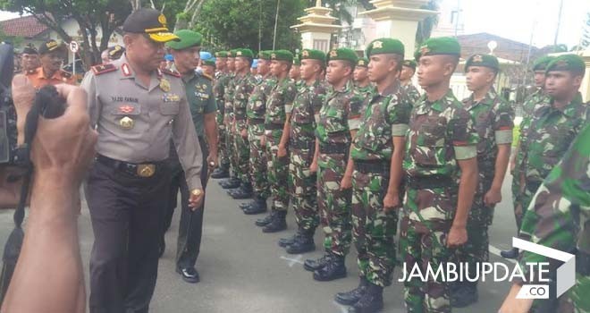Kapolda Brigjen Pol Yazid Fanani dan Danrem Kolobel Inf Refrizal saat melakukan cek pasukan Operasi Lilin.