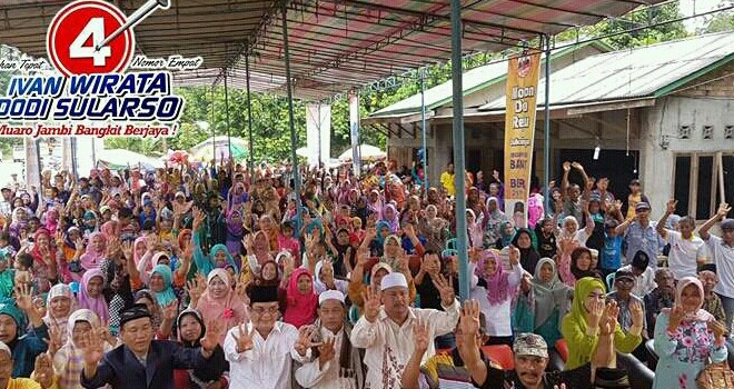 IW foto bersama dengan simpatisan usai dialog dengan warga Desa Baru, Muaro Sebo.