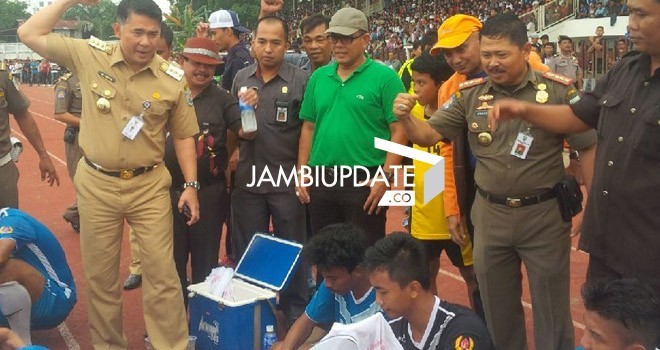 Wako Jambi SY Fasha menemui para pemain Kota Jambi pada Gubernur Cup 2016.