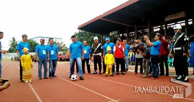 Gubernur Jambi Zumi Zola menandang bola usai membuka secara resmi Gubernur Cup 2017.