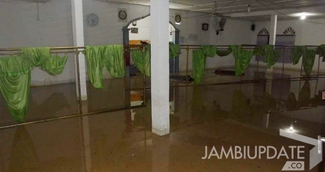 Terlihat masjid tambak tinggi yang terendam banjir.
