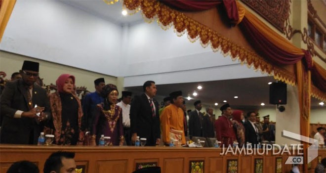 Tokoh Jambi yang berada di Senayan juga hadir, tampak Azizah Daryati Uteng anggota DPD RI Jambi, dan para perwakilan Jambi di DPR RI yakni Dr Elviana, Sutan Adil Hendra, H. Syukur, H Bakri.