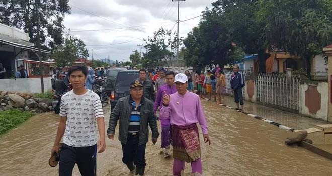 Terlihat Wakil Bupati Kerinci, Zainal Abidin yang memantau banjir.