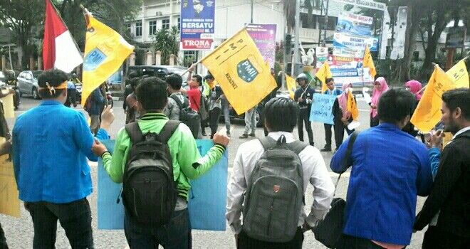 Aksi demo Puluhan Mahasiswa Islam Indonesia (PMII) Jambi.