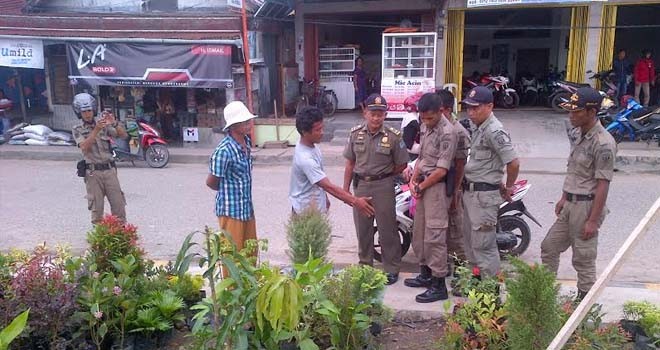 Terlihat petugas Satpol pp merazia PKL yang meyalahi perda Kuaatungkal.