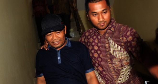 Bupati Katingan, Ahmad Yantenglie dipulangkan oleh penyidik Subdit Renakta Ditreskrimum Polda Kalteng, Jumat (6/1). Dia ditetapkan tersangka kasus perzinahan oleh polisi bersama pasangan selingkuhnya Farida Yeni . Foto: AGUS PRAMONO/KALTENG POS/JPNN.com