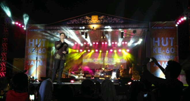 Gubernur Jambi, Zumi Zola saat menyanyikan sebuah lagu di Jambi Tuntas Expo 2017.