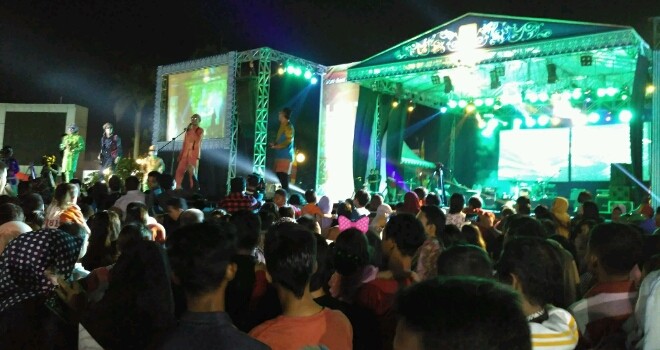 Ribuan warga memadati Kantor Gubernur Jambi dalam rangka pembukaan Jambi Expo 2017.