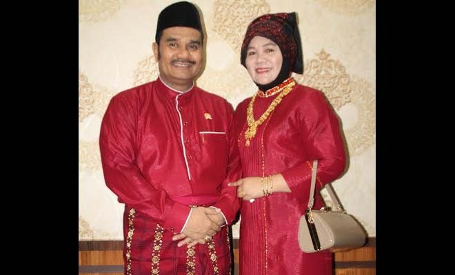 Anggota DPR RI, Sutan Adil Hendra bersama istri.