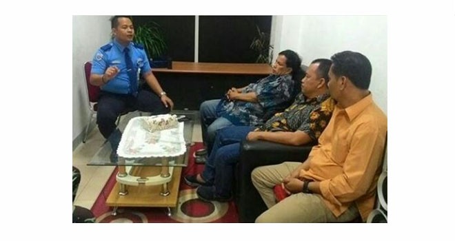 Anggota DPRD Provinsi Jambi, H Salam saat mediasi dengan petugas Bandara Sultan Thaha Syaifudin Jambi.