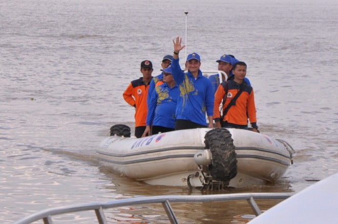 Gubernur Jambi Zumi Zola saat acara Lomba Pacu Perahu di kawasan Kelurahan Olak Kemang, Kota Jambi, Minggu (8/1)