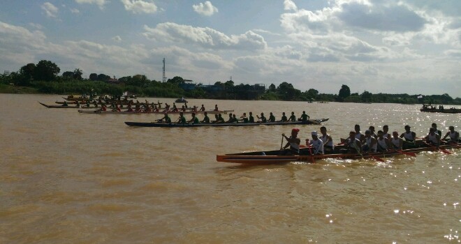 Pacu perahu dalam rangka Hut Provinsi Jambi.