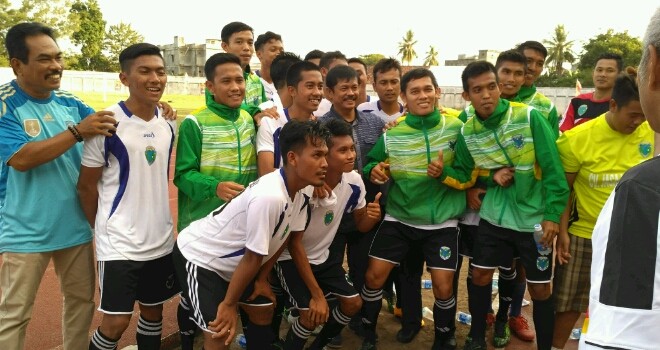 Terlihat Indra Sjafri foto bersama dengan pemain Batanghari.