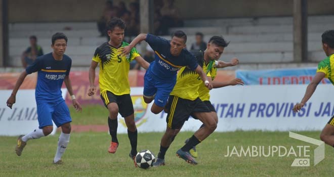Dua pemain PS Bungo mengapit penyerang pemain PS Muaro Jambi dalam laga penyisihan Gubernur Cup 2017. Foto : Ridwan/JE