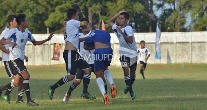 Tampak pemain Tanjab Timur (biru) dipukul oleh pemain Batanghari (putih). Foto : Ridwan/JE