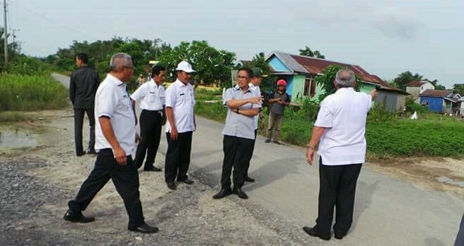 Anggota DPR RI, H Bakri saat meninjau jalan nasional.