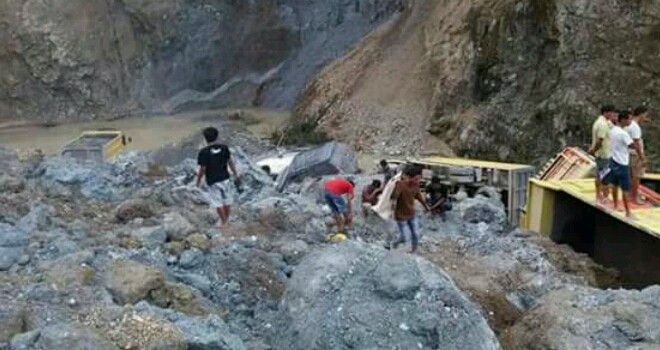 Terlihat 3 unit eskavator dan 2 mobil truk tertibun longsor.