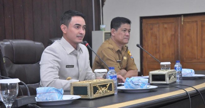 Gubernur Jambi, Zumi Zola bersama Plt Sekda Provinsi Jambi, Erwan Malik.