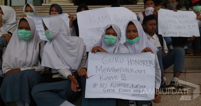 Terlihat pulhan siswa-siswi SMK 9 Muaro Jambi melakukan aksi demo di Kantor Gubernur Jambi.