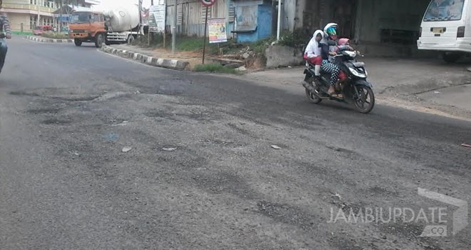 Terlihat jalan berlobang di Simpang Rimbo.