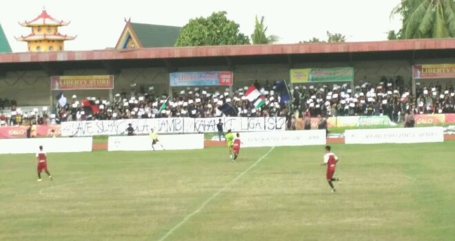 Terlihat spanduk putih bertulis 