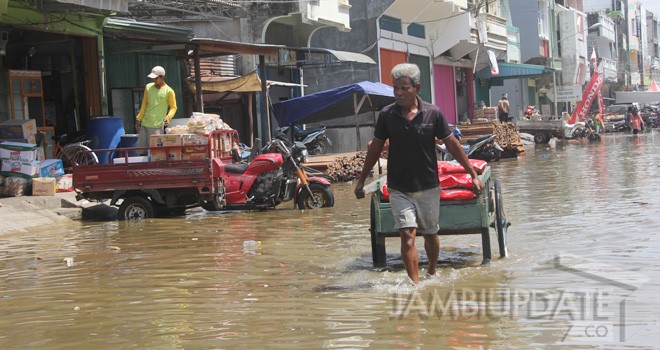 Kembali banjir rob mengepung Kota Kualatungkal. Foto adalah kawasan pertokoan di Tanggo Rajo Kualatungkal.