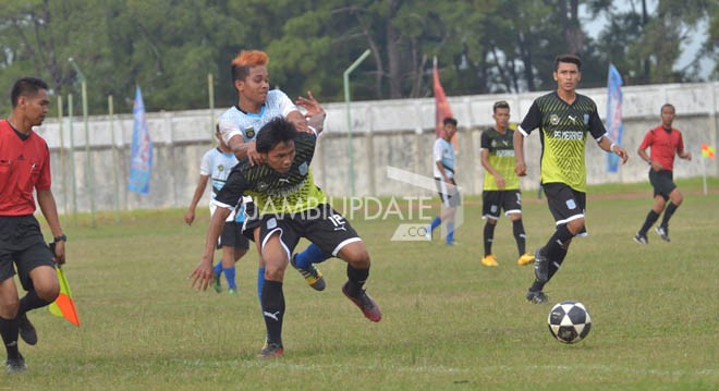 Pemain Merangin dan Muara Bungo saat merebut bola pada laga Gubernur Cup 2017. Foto : Ridwan/JE