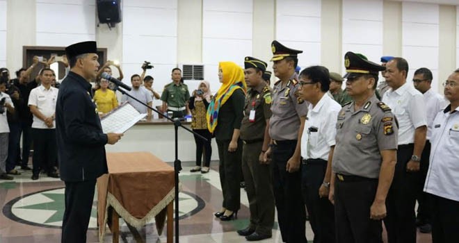 Walikota Jambi, SY Fasha saat lantik tim saber pungli Kota Jambi.