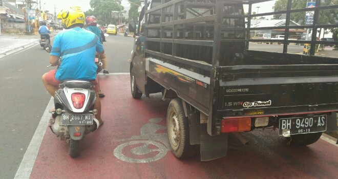 Pelanggaran lalu lintas.