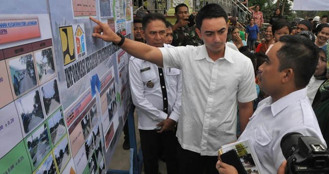 Gubernur Jambi, Zumi Zola saat meninjau pembangunan infrastruktur jalan lingkungan pada pemukiman kumuh di kawasan Legok Kecamatan Danau Sipin Kota Jambi, Rabu (11/1) sore.