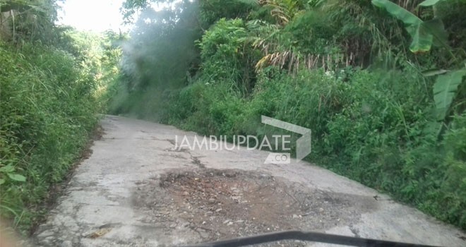 Jalan utama menuju Kecamatan Batang Asai, Sarolangun yang baru di bangun setahun lalu saat ini sudah menggalami kerusakan parah. 