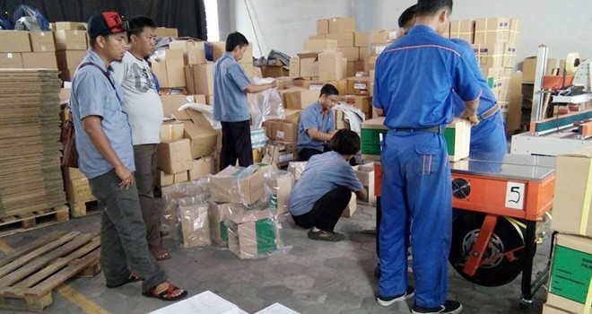 Panwas Kabupaten Tebo tampak saat melakukan pengawasan pengadaan losgitik di oleh pihak rekanan.