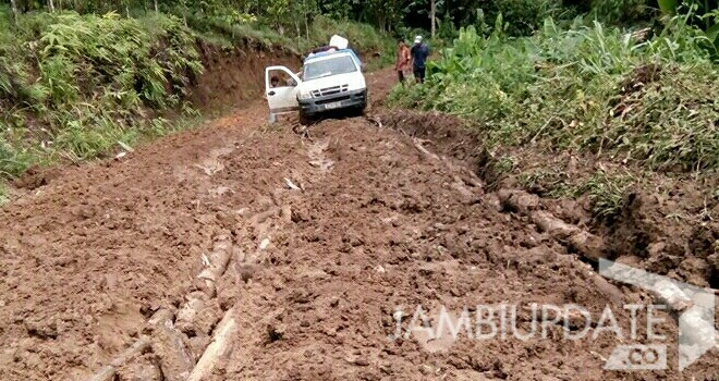 Kondisi jalan menuju tiga desa di Kecamatan Jangkat, rusak parah.